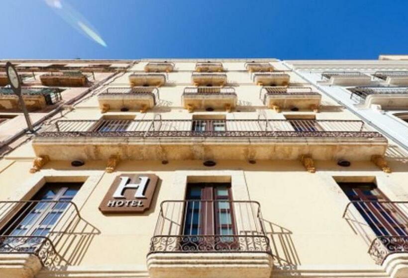 스탠다드 룸, Plaça De La Font