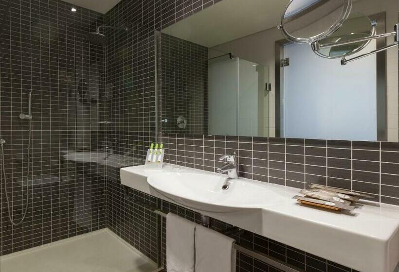 Habitación Triple Estándar, Axor Barajas