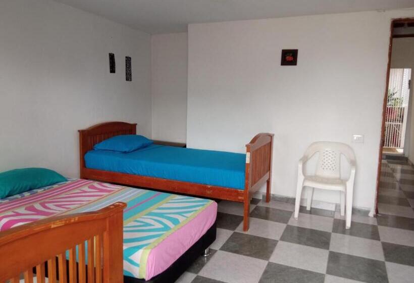 Трехместный Номер Стандарт с Балконом, Casa El Prado Hostal