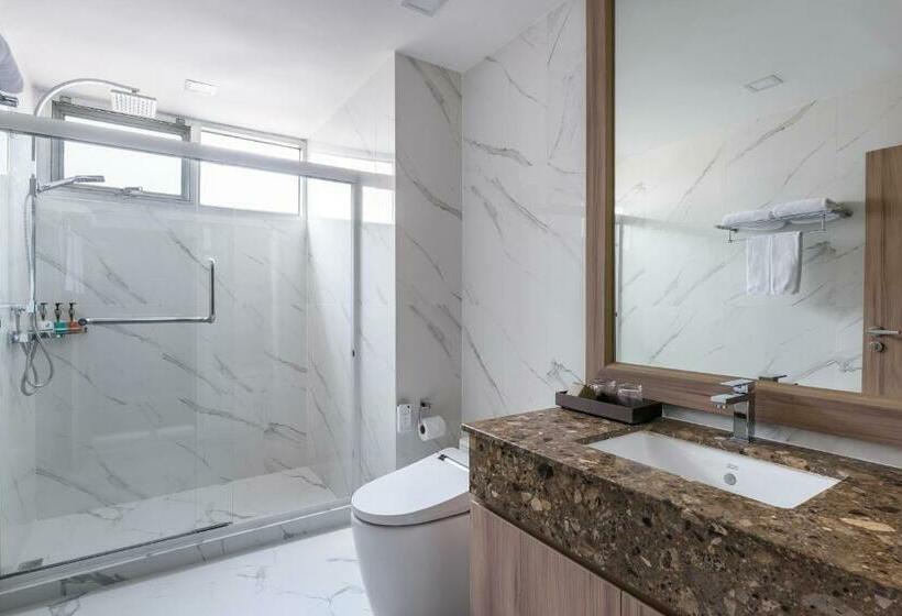 استودیوی لوکس, Adelphi Grande Sukhumvit