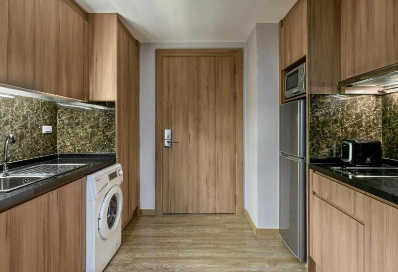 سوییت اجرایی, Adelphi Grande Sukhumvit