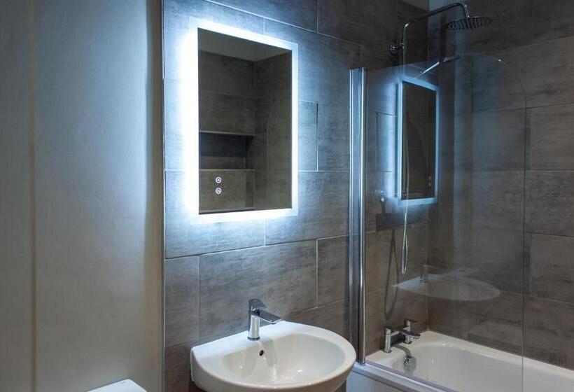Семейный Номер, Coach House Inn