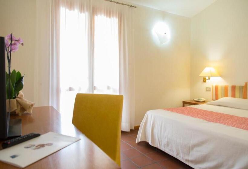 Люкс Вид на Бассейн, Blu Hotel Laconia Village