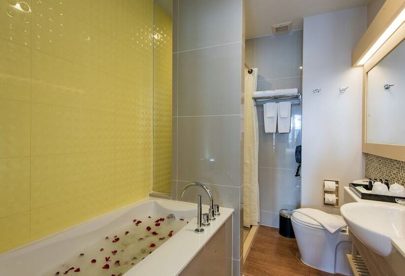 اتاق لوکس, Holiday Ao Nang Beach Resort, Krabi