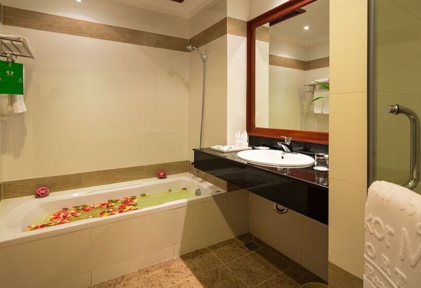 اتاق لوکس با چشم‌انداز استخر, Angkor Miracle Resort & Spa
