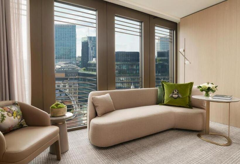 Люкс, Pan Pacific London