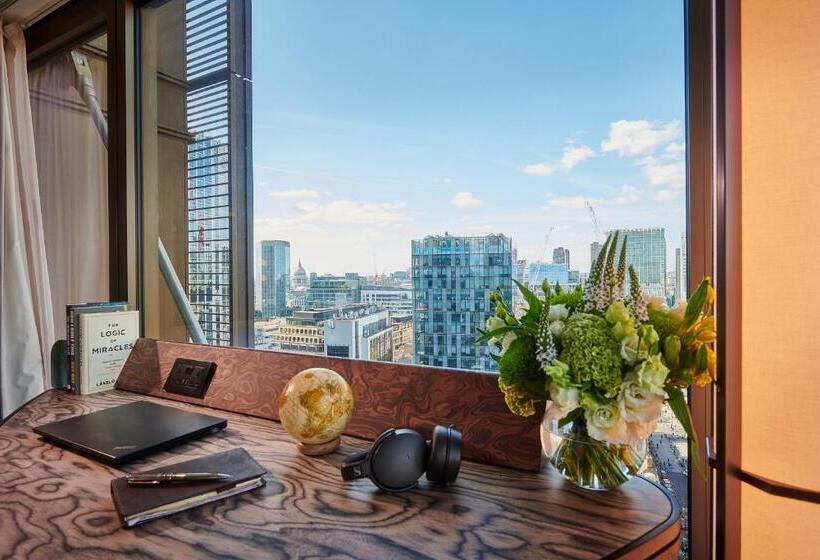 Люкс, Pan Pacific London