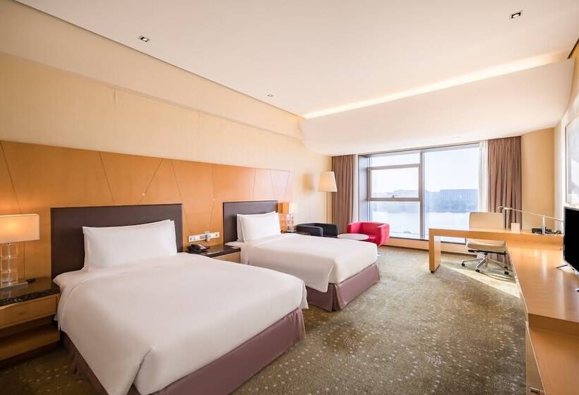 חדר פרמיום נוף לאגם, Crowne Plaza Tianjin Binhai By Ihg