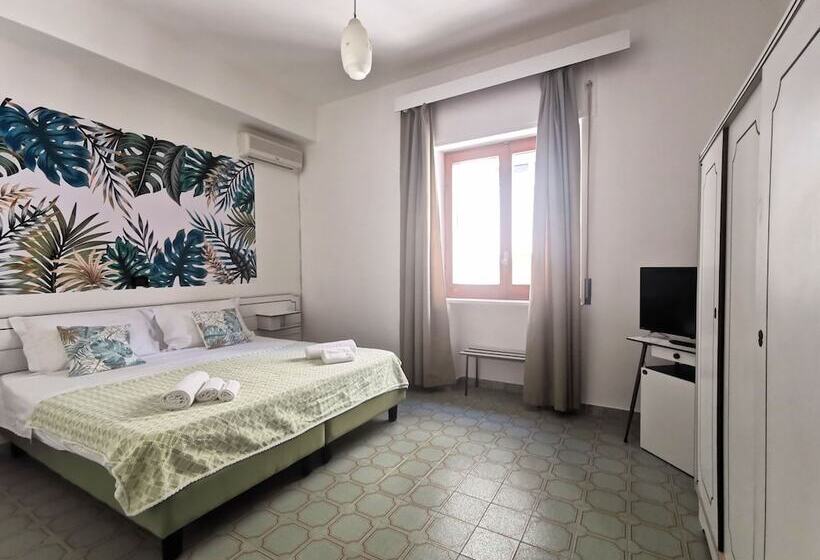 Economy Triple Room, Tea  Praia A Mare