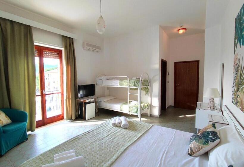 اتاق استاندارد چهارنفره با بالکن, Tea  Praia A Mare
