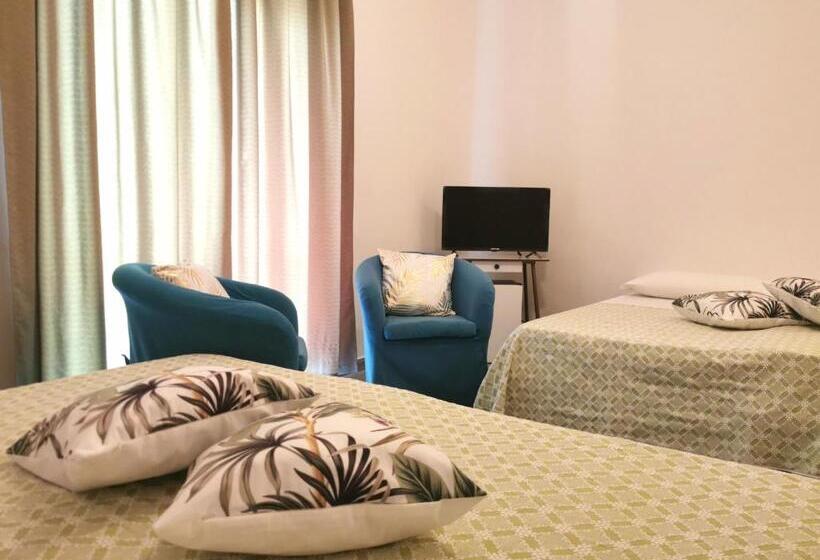 اتاق استاندارد چهارنفره با بالکن, Tea  Praia A Mare