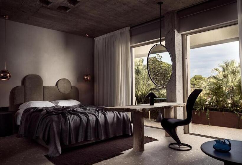 Полулюкс, Ekies All Senses Resort