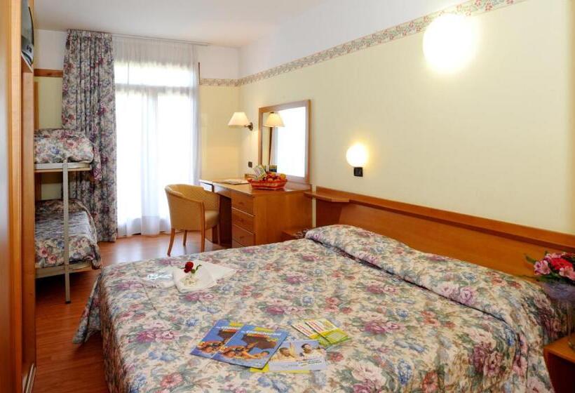 Номер Стандарт Трехместный, Park Hotel Jolanda