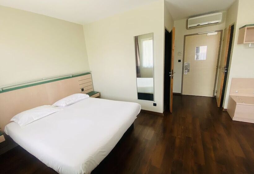 Номер Стандарт Трехместный, B&b Hotel Aubagne Gémenos