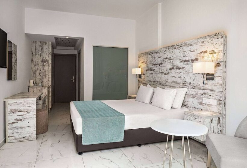 Кровать в Общей Комнате, Ramada Hotel & Suites By Wyndham Ayia Napa