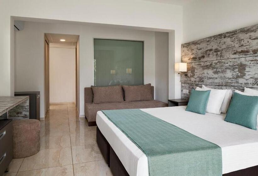 Номер Классический Вид на Бассейн, Ramada Hotel & Suites By Wyndham Ayia Napa