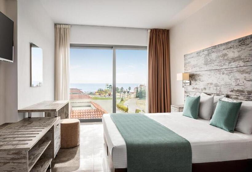 Номер Deluxe Кровать Кинг, Ramada Hotel & Suites By Wyndham Ayia Napa
