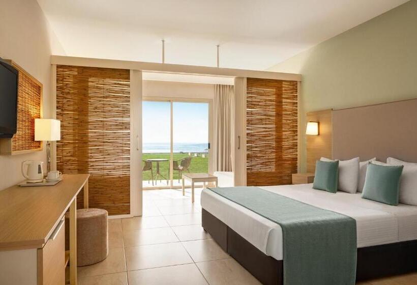 Номер Superior Вид на Море, Ramada Hotel & Suites By Wyndham Ayia Napa