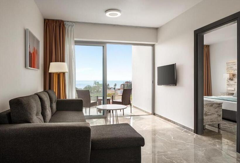 Люкс Deluxe Кровать Кинг, Ramada Hotel & Suites By Wyndham Ayia Napa