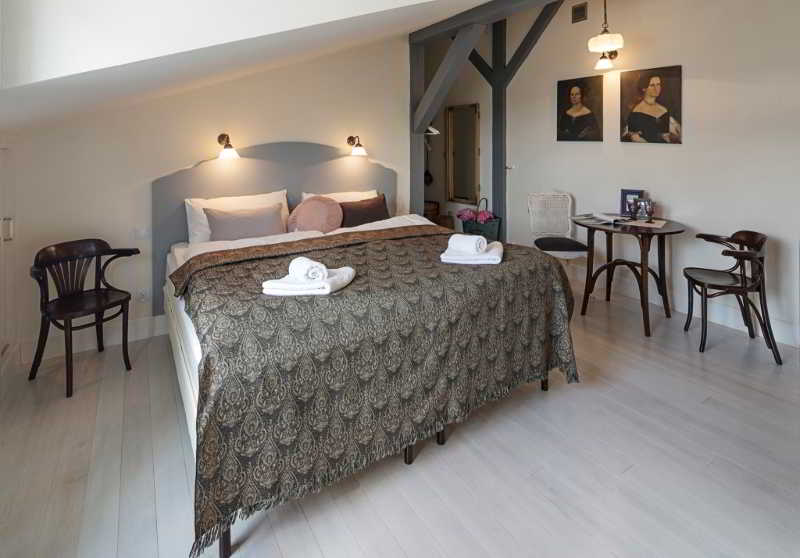 Студия Стандарт, Antique Apartments Plac Szczepański