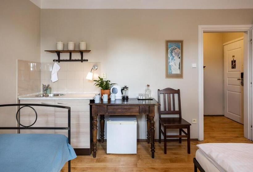 StandaardKamer, Sir Toby's Hostel