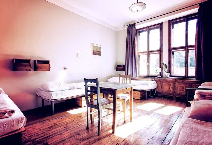 StandaardKamer, Sir Toby's Hostel