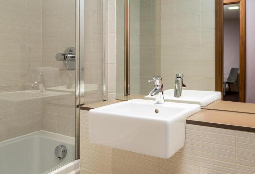 Апартаменты 1 Спальня, Roomzzz Leeds City
