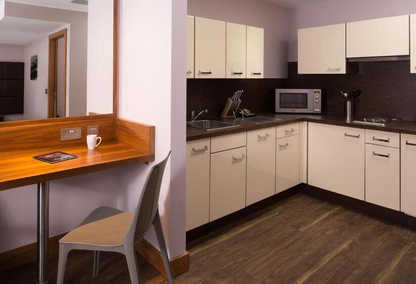 Студия Superior, Roomzzz Leeds City