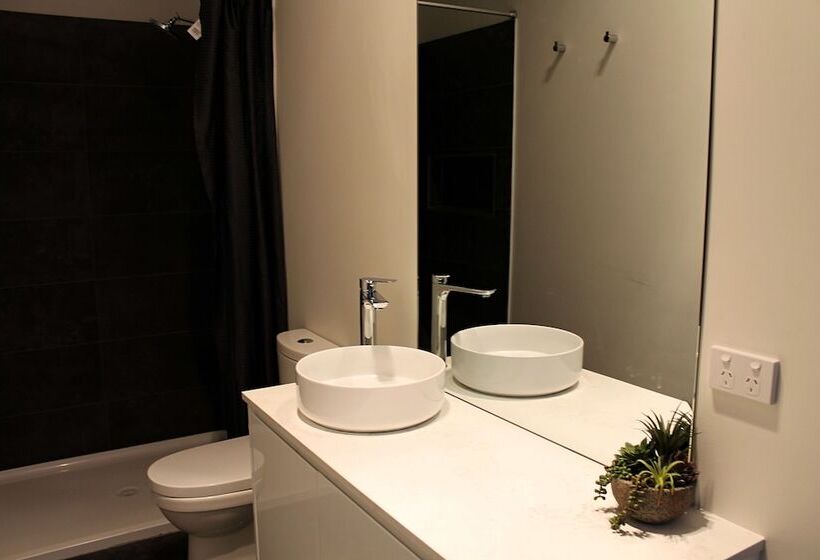 패밀리 스튜디오, Romano S Hotel & Suites Wagga Wagga