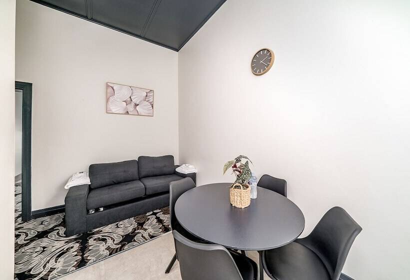 패밀리 스튜디오, Romano S Hotel & Suites Wagga Wagga