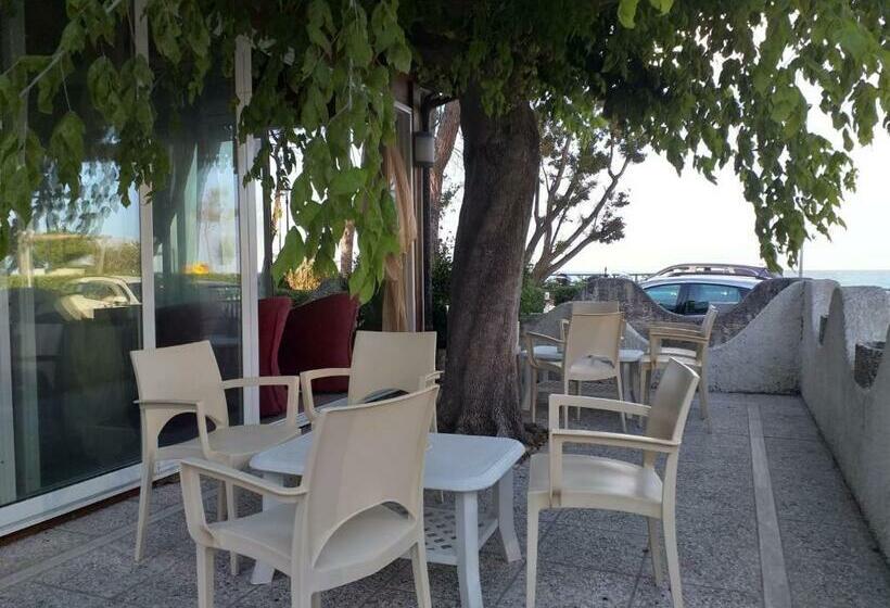 اتاق استاندارد یک نفره, Room In Bb   Spacious Triple Room A Stones Throw From The Sea