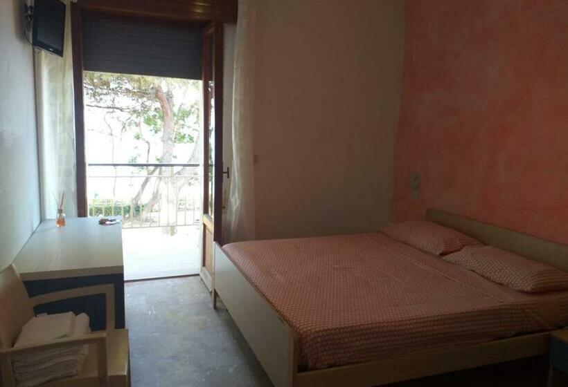 اتاق استاندارد یک نفره, Room In Bb   Spacious Triple Room A Stones Throw From The Sea