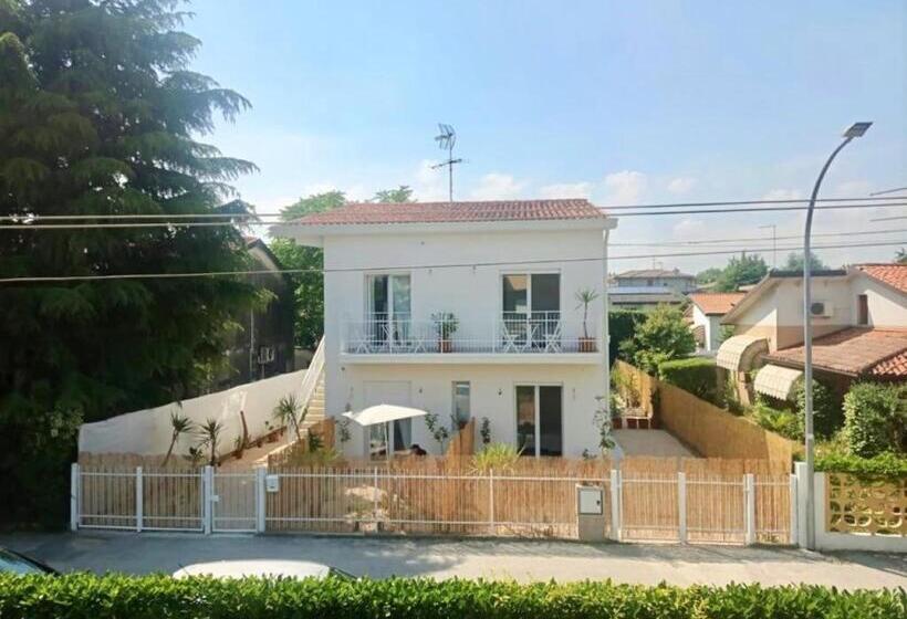 Номер Deluxe с Балконом, Pathos Guest House