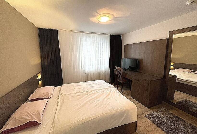 家庭间, Motel Des Fleurs