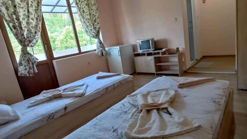 디럭스 트리플 룸, Guest House Proynovi