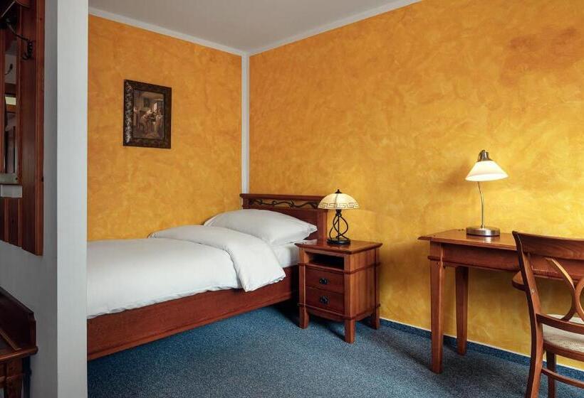 标准三人间, Golf & Spa Kunětická Hora