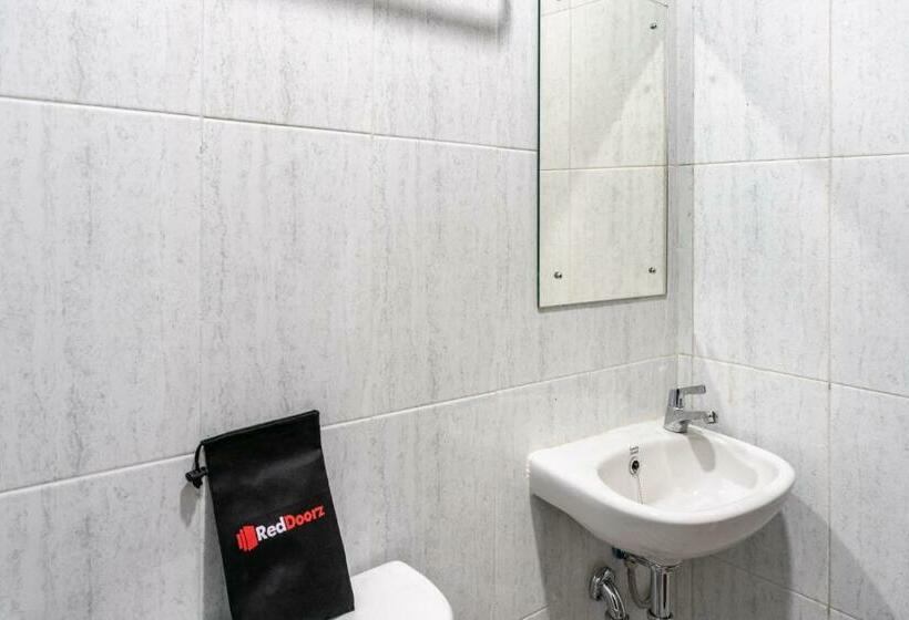 Номер Стандарт, Reddoorz Near Manhattan Square Medan