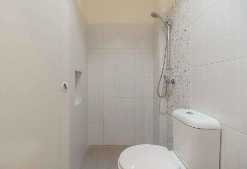Номер Deluxe, Reddoorz Plus Near Millenium Ict Centre Medan 2