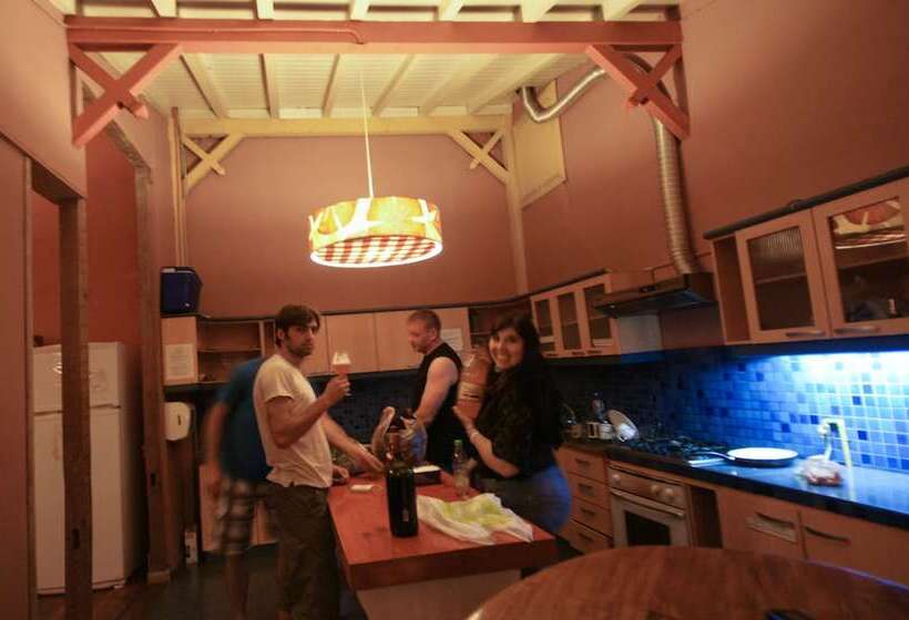 اتاق استاندارد یک نفره, Happy House Hostel