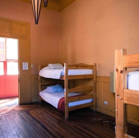 اتاق استاندارد چهارنفره با سرویس بهداشتی مشترک, Happy House Hostel