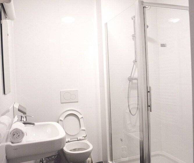 Basic Room, St Christophers Inn At The Winston