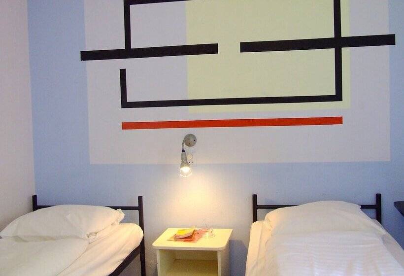Basic Room, St Christophers Inn At The Winston