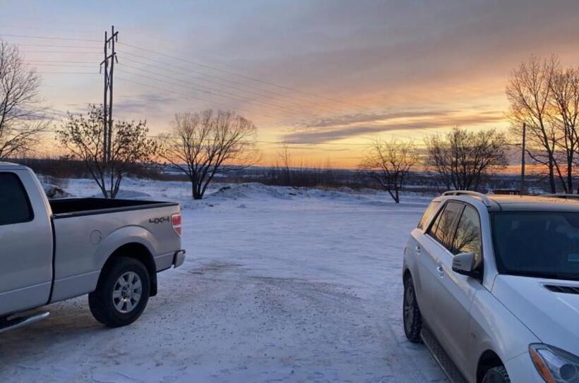 Люкс, Hitching Post Motel