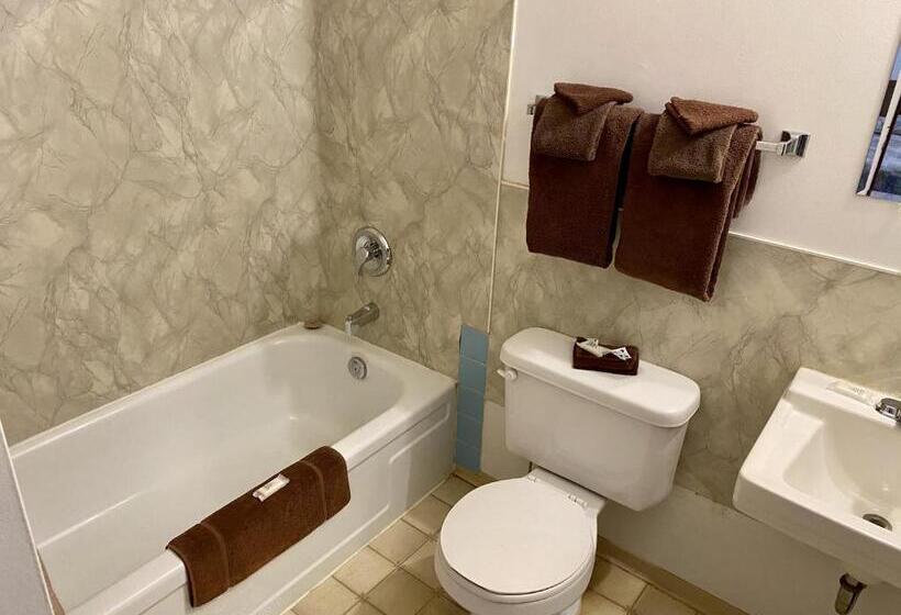 Люкс, Hitching Post Motel