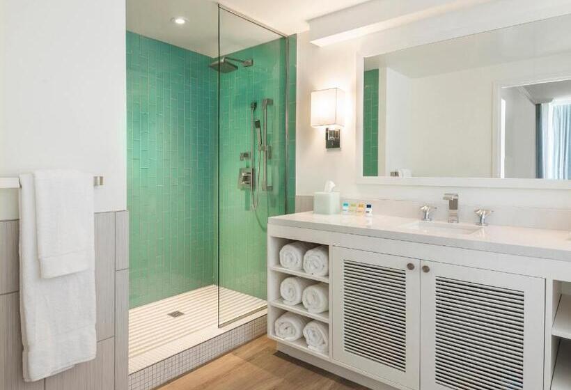 장애인을 위한 킹사이즈 침대 스탠다드 룸, Margaritaville Lake Resort, Lake Conroe