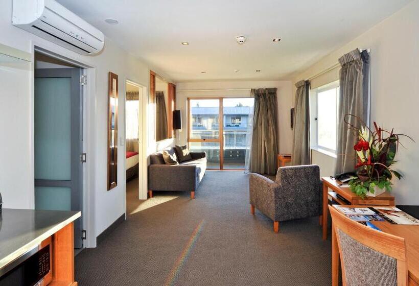 Suite with lake view, Wai Ora Lakeside Spa Resort