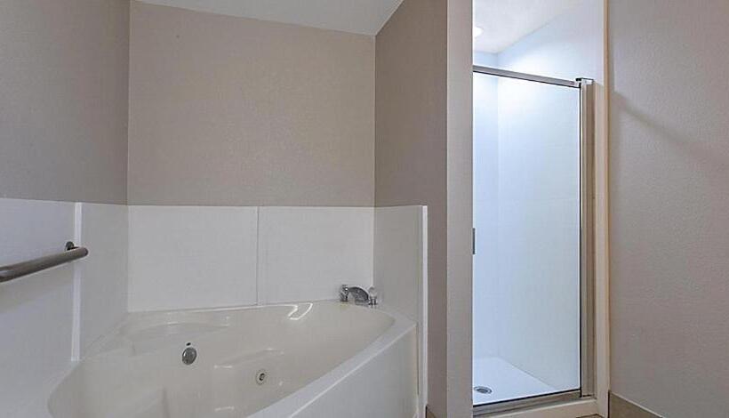 장애인을 위한 스위트, Holiday Inn Express Silver Springs   Ocala, An Ihg