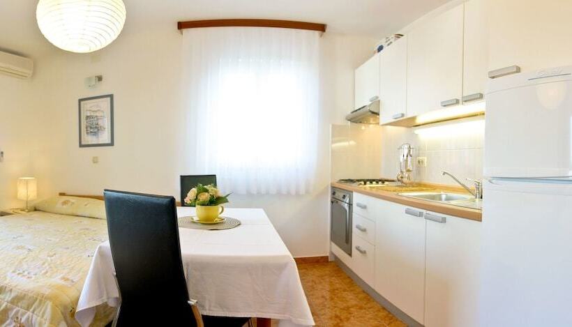 스탠다드 스튜디오 더블 침대, Villa Midea