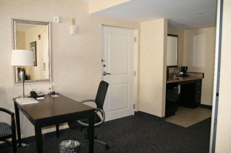带大床的标准工作室, Hampton Inn Doylestown
