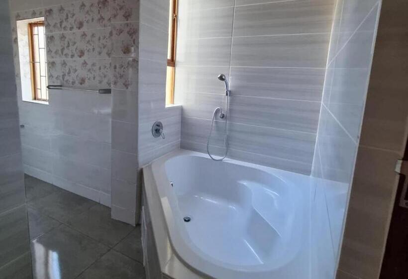 اتاق استاندارد سه نفره, Avonlea Guesthouse